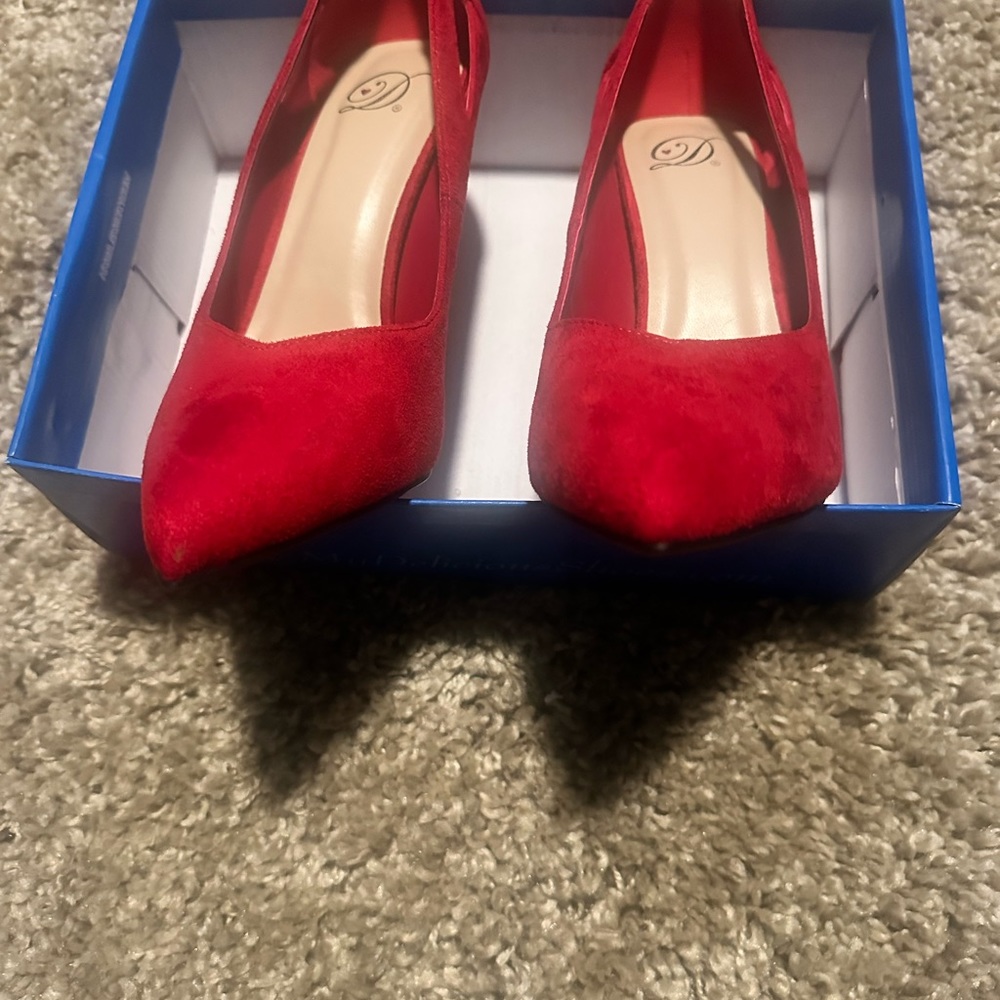 New Red pumps - Picture 4 of 8